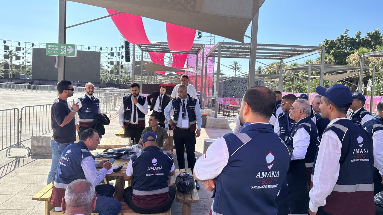 Briefing opérationnel des agents Amana sous tente